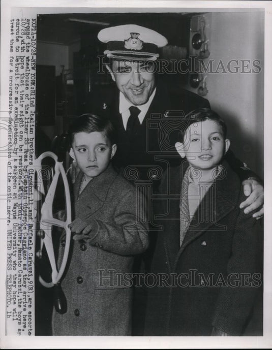 1954 Press Photo Blind Giovanni and Reffacle Caruzzi arrive on SS Roma to U.S - Historic Images