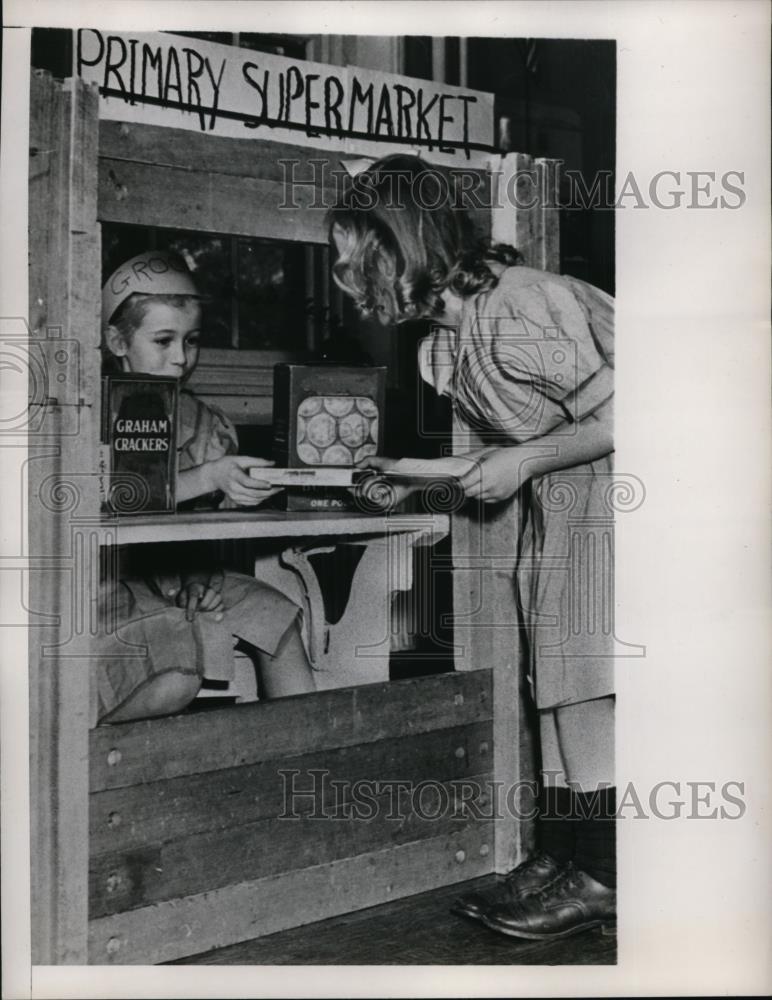 1948 Press Photo New Jersey Girl&#39;s School Students Play Supermarket - Historic Images