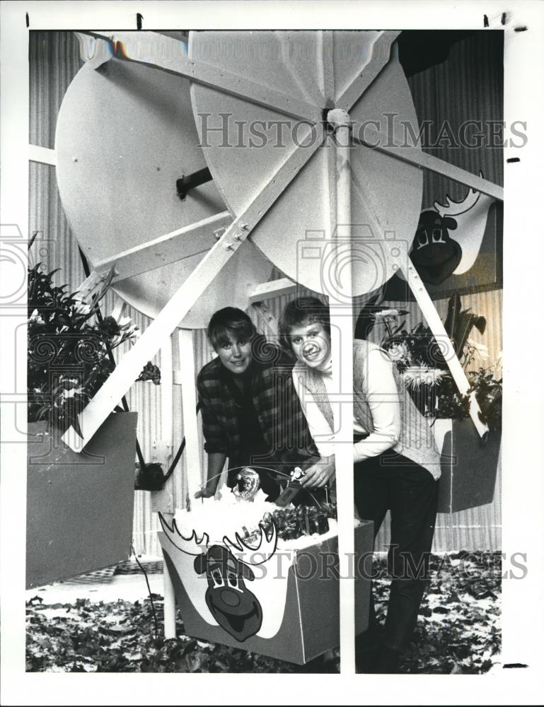 1967 Press Photo Garden Center of Grtr Cleveland Barbara Peckingpaugh &amp; Whidden - Historic Images
