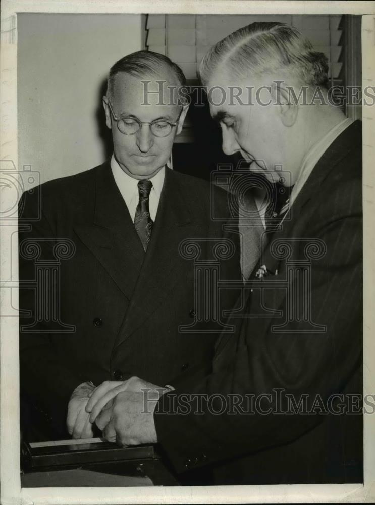 1944 Press Photo Police Judge Charles Griffin surrender for Conspiracy Charges. - Historic Images