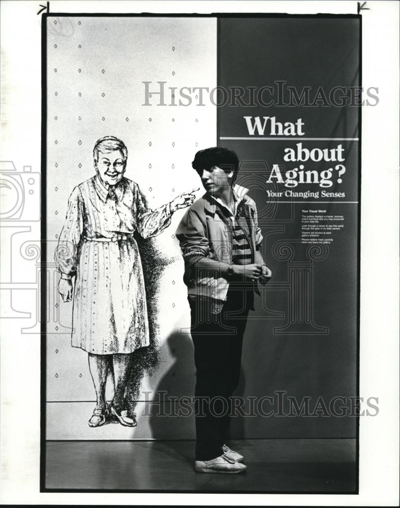 1985 Press Photo Becky Varady, learning abt the elderly at the Health Museum. - Historic Images
