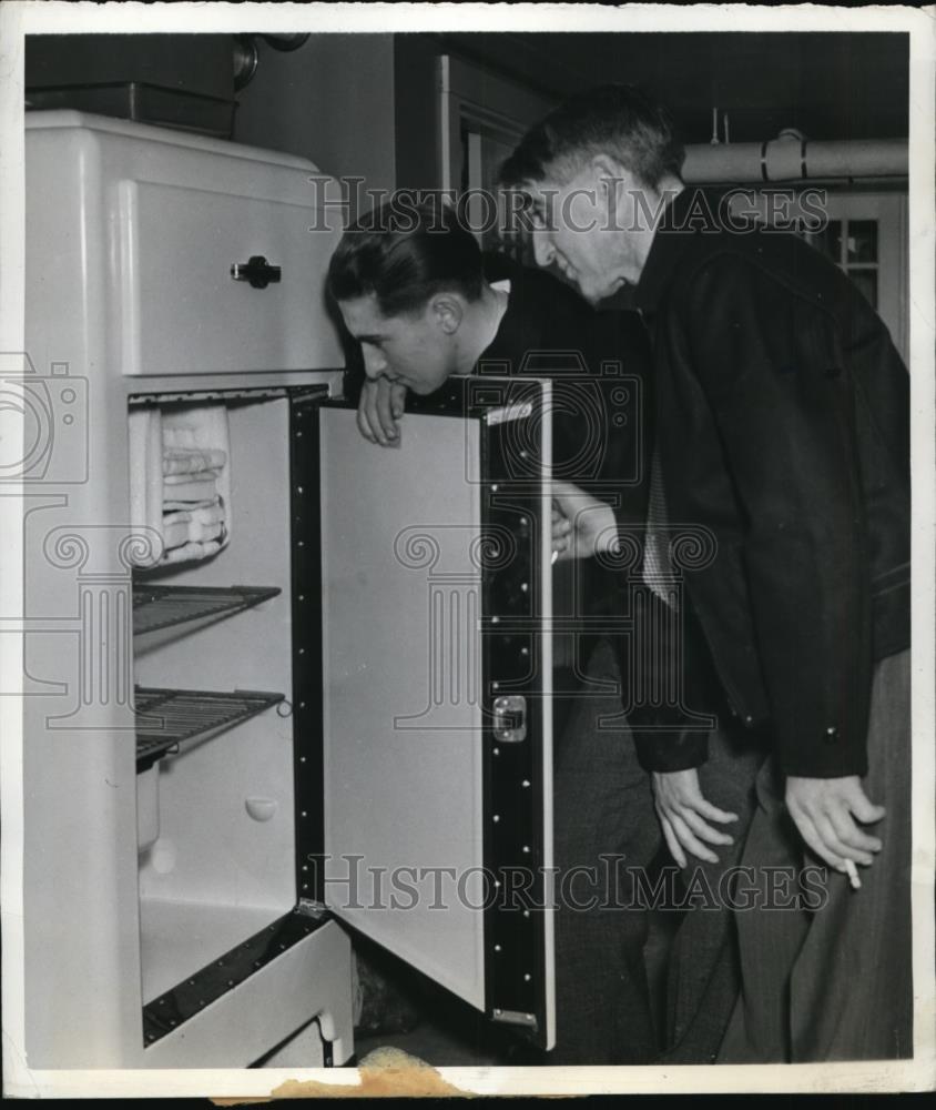 1942 Press Photo Harry O&#39;Neil &amp; son Garland survivors of ship collision in Delaw - Historic Images