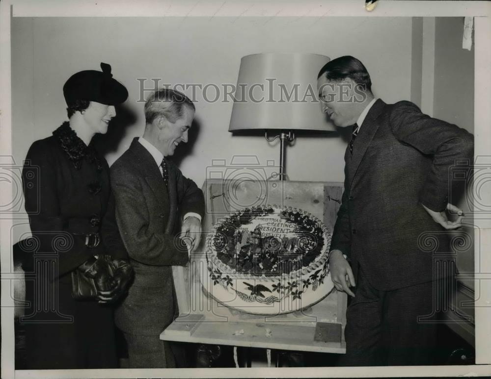 1935 Press Photo Henry Stubbs 100 Pound Fruit Cake Marvin McIntyre E Anderson - Historic Images