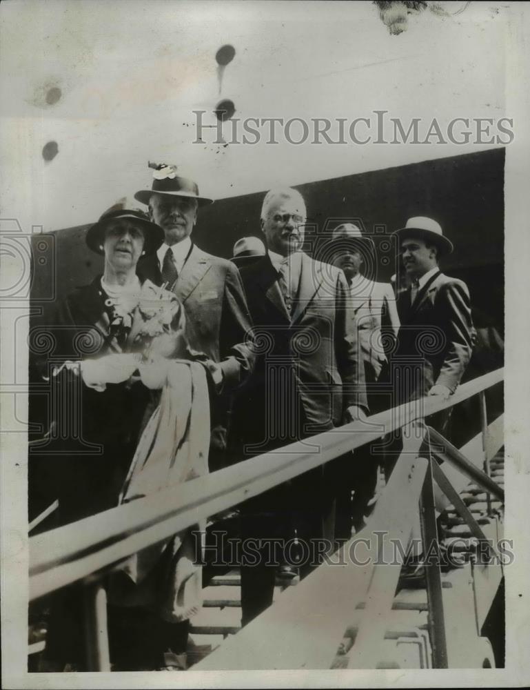 1933 Press Photo Mrs Cordell Hill And J Butler Wright On SS American Legion - Historic Images