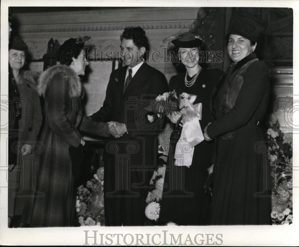 1951 Press Photo Mayor Frank Lausche of Ohio, congratulates Mrs. T.A. Burke. - Historic Images