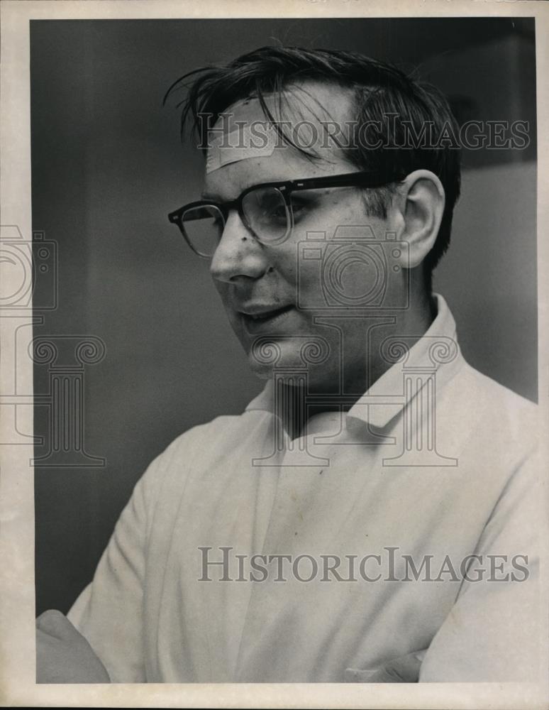 1966 Press Photo Edwin Geiger injured in Western Reserve Univ. blast. - Historic Images