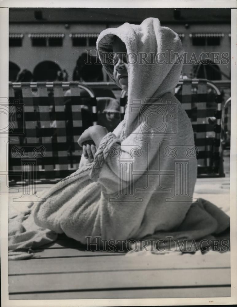 1957 Press Photo Indianapolis 5 yr old David Ham hides from hot sun in robe. - Historic Images