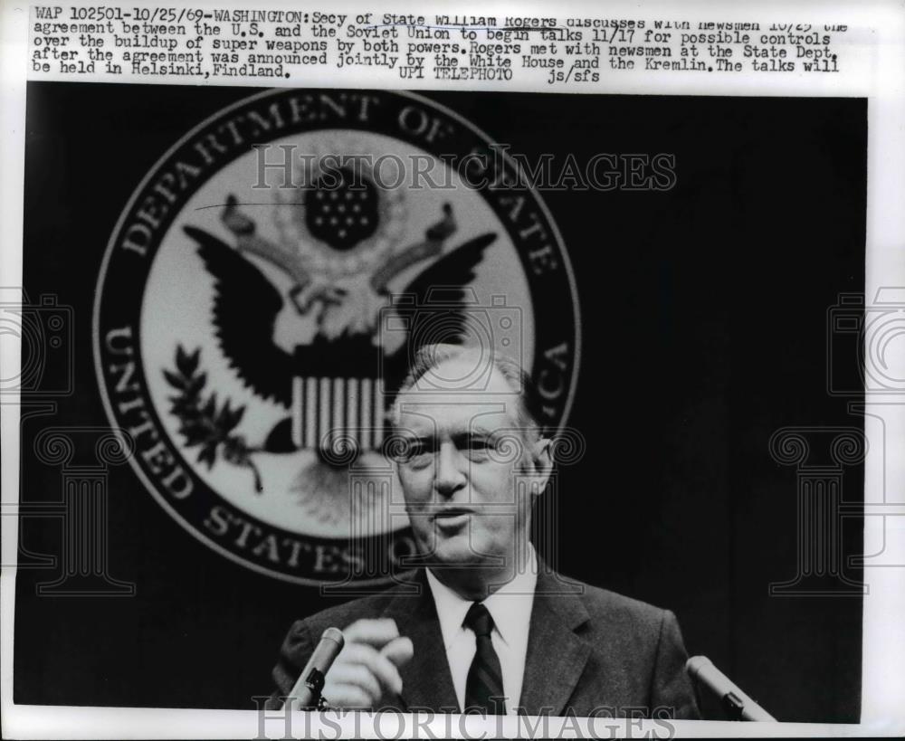 1969 Press Photo Washington Secy of State William Rogers talks with newsmen - Historic Images