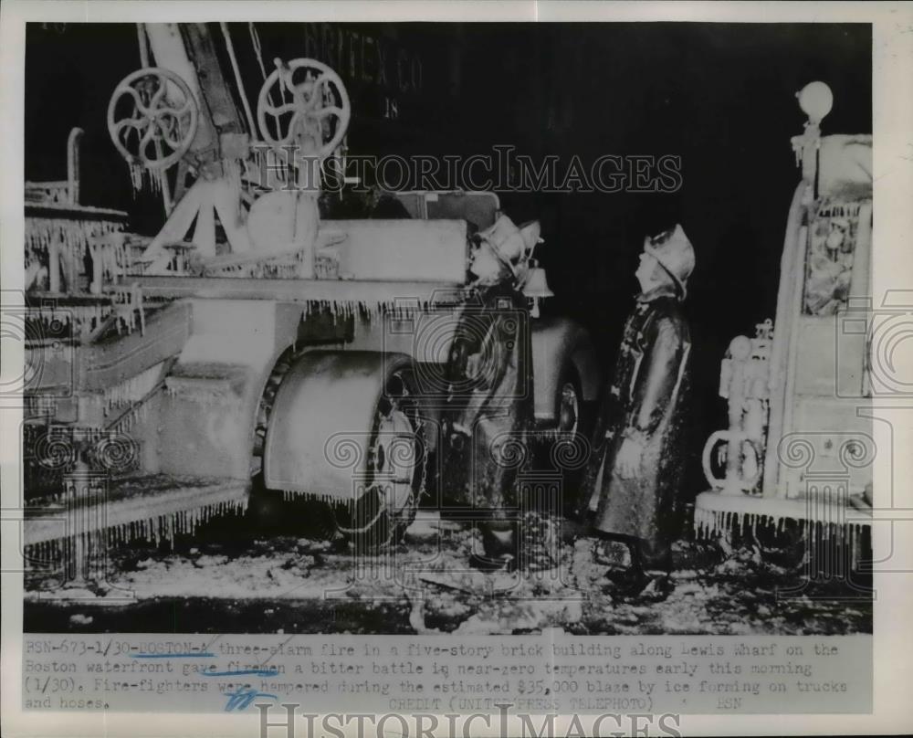 1952 Press Photo Three-Alarm fire in five story Lewis Wharf on Boston Waterfront - Historic Images