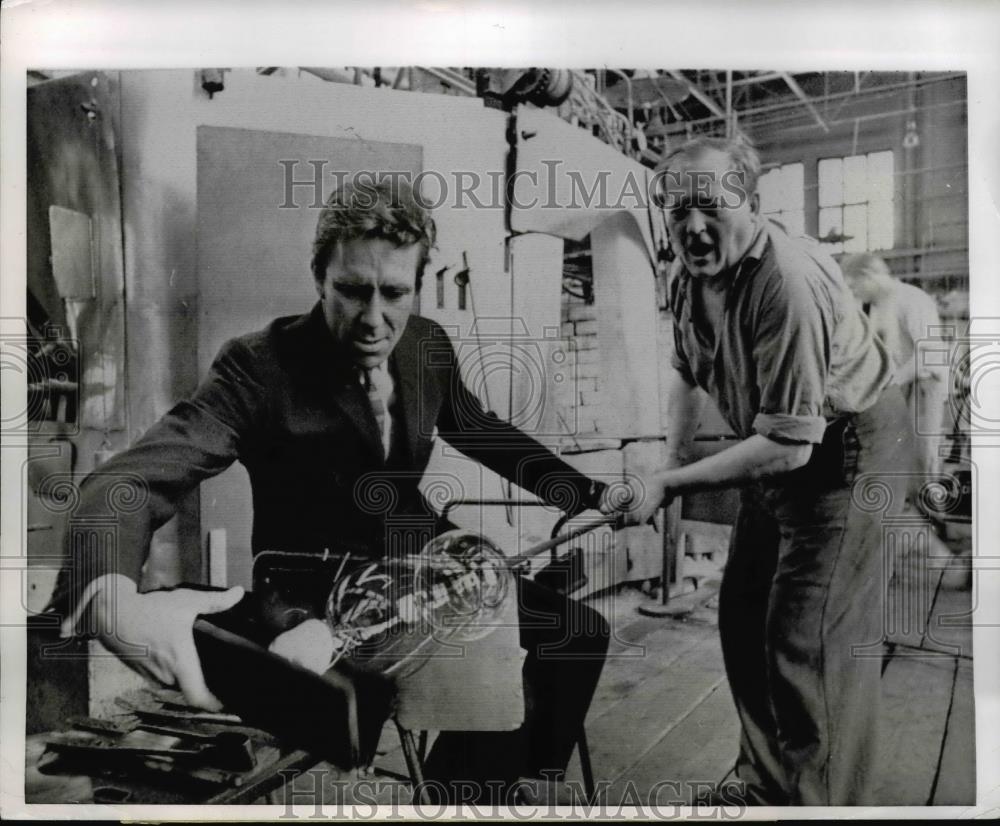 1967 Press Photo Britains Lord Snowdon, Josef Dymo in Prague Glassmaking - Historic Images