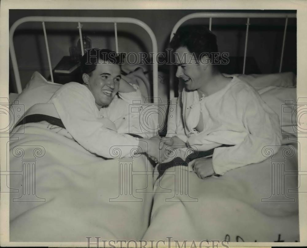 1946 Press Photo John Raplh and Jack Metzner, Airmen suffred from severe ducking - Historic Images