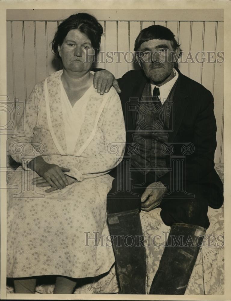 1933 Press Photo Mr &amp; Mrs EC Morris Parents of Dead Girl - Historic Images