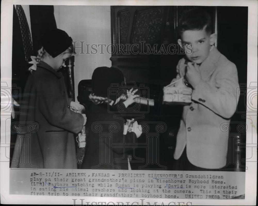 1954 Press Photo Pres. Dwight Eisenhower grandchildren Barbara, Susan and David. - Historic Images