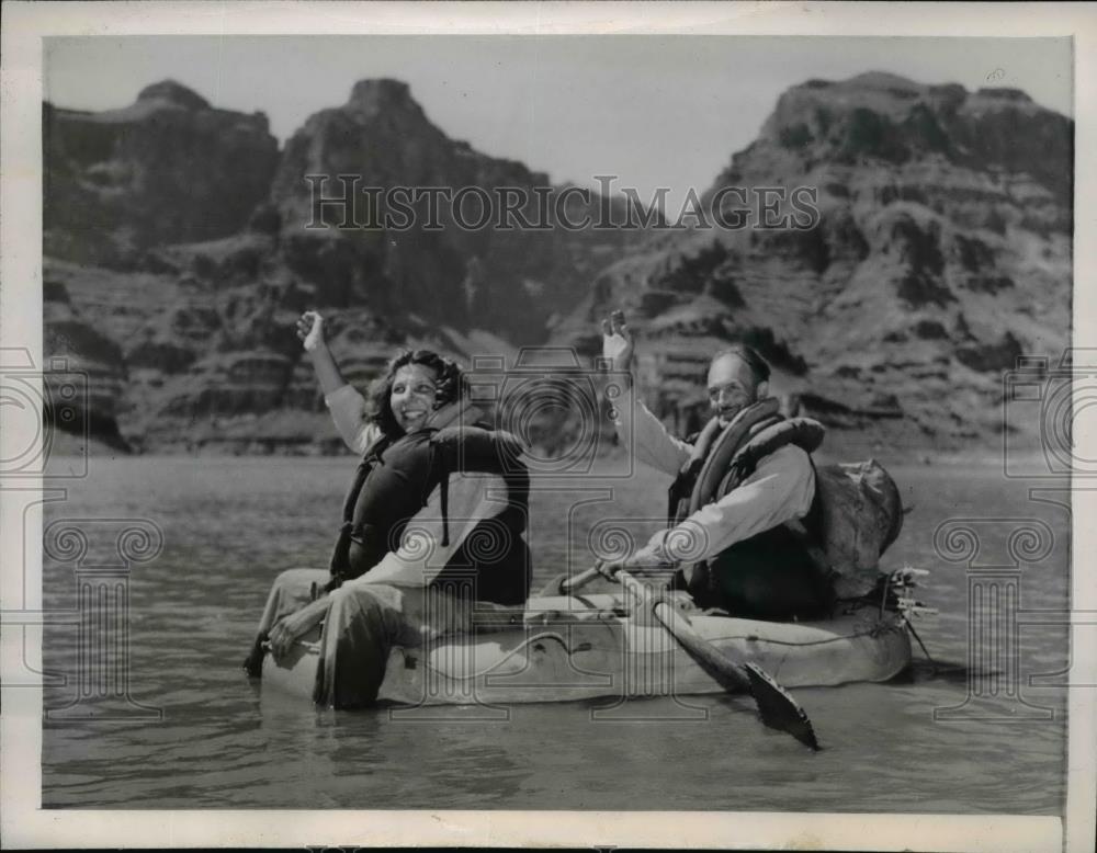 1946 Press Photo Mrs George White and Harry Nelson after shooting the rapids of - Historic Images