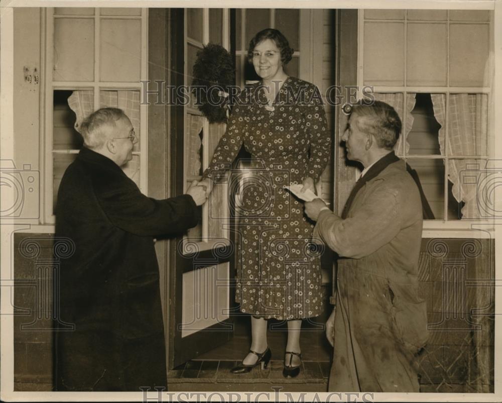 1937 Press Photo J.H. Gravel Paint Co.head presented check to his plant employee - Historic Images