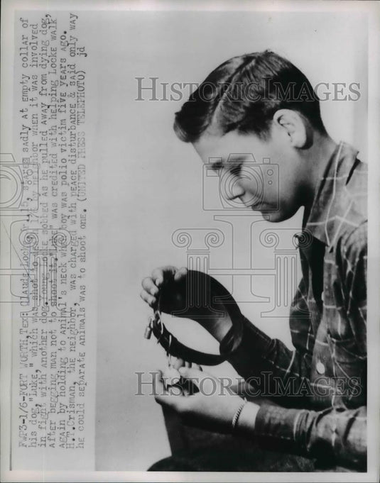 1954 Press Photo Claude Locke looks sadly at the empty collar of his dog Luke - Historic Images