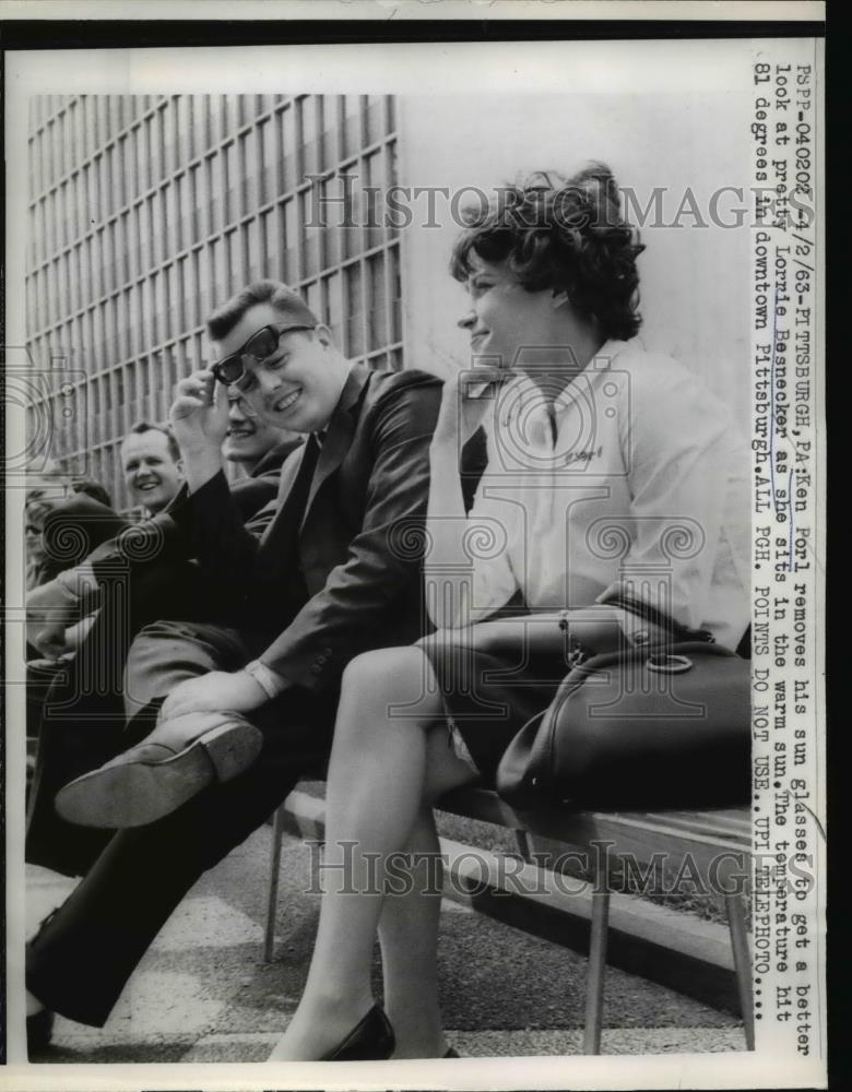 1963 Press Photo Ken Porl removes his sunglasses to look at Lorrie Besnecker - Historic Images