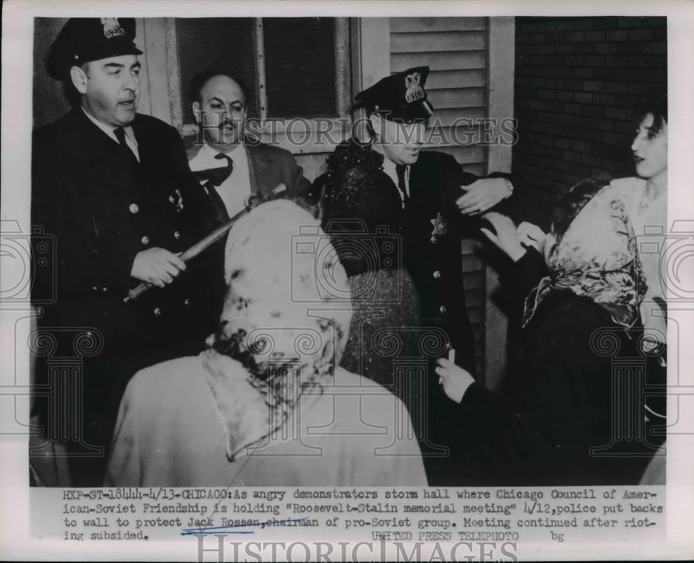 1953 Press Photo Jack Rossen protected from demonstrators in Chicago Council - Historic Images