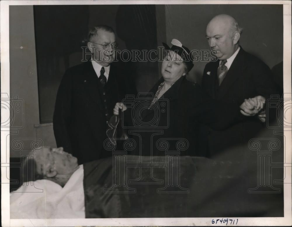 1937 Press Photo Mrs.Cark Jackson identified battered husband body. - Historic Images