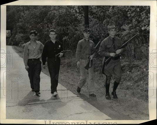 1941 Press Photo Armed school boys help with search of Manuel Jacinto - Historic Images