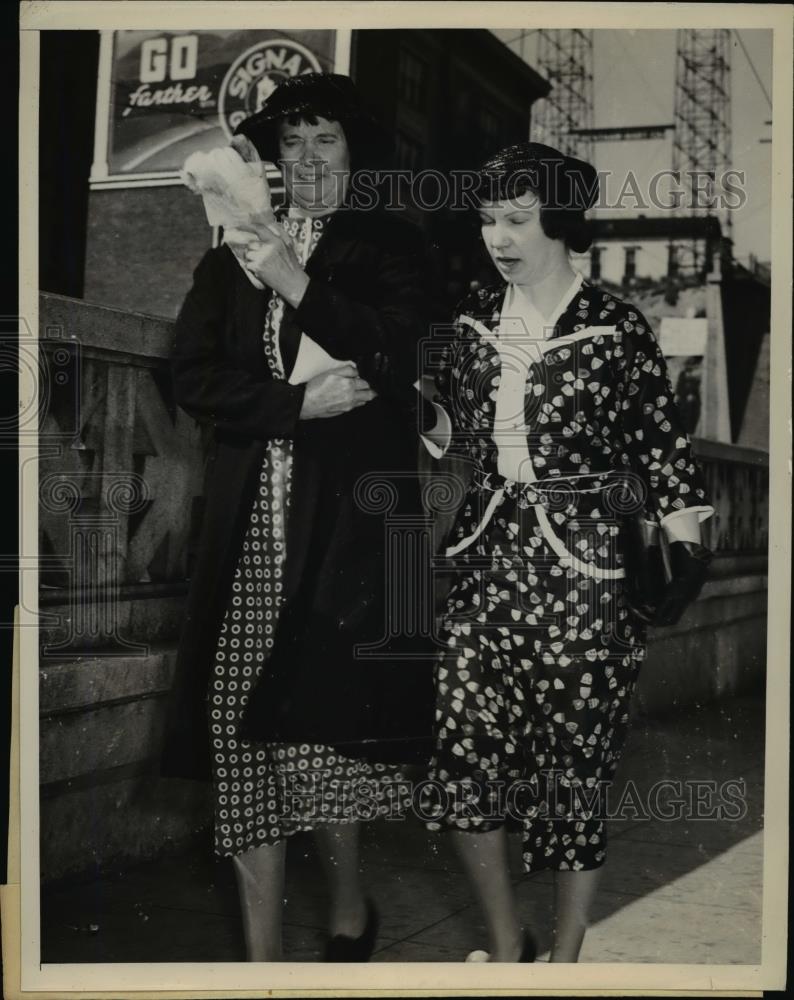 1938 Press Photo Anna Barnett and Maxine Sturgis as she left county jail, Los - Historic Images