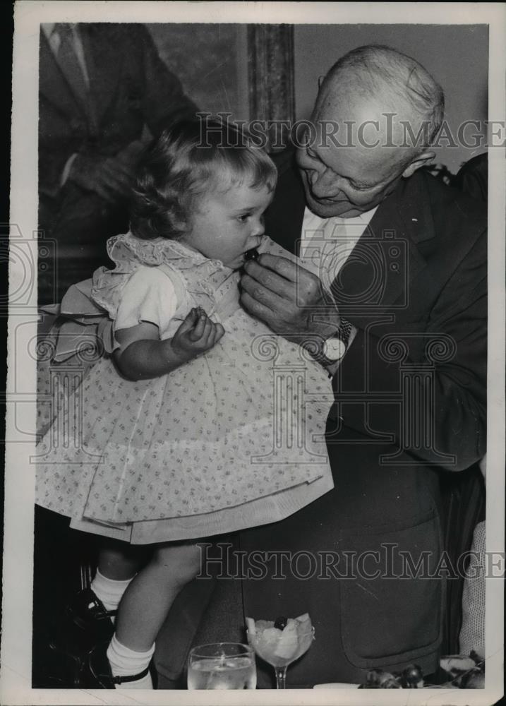 1953 Press Photo President Eisenhower &amp; granddaughter Susan at Augusta GA - Historic Images