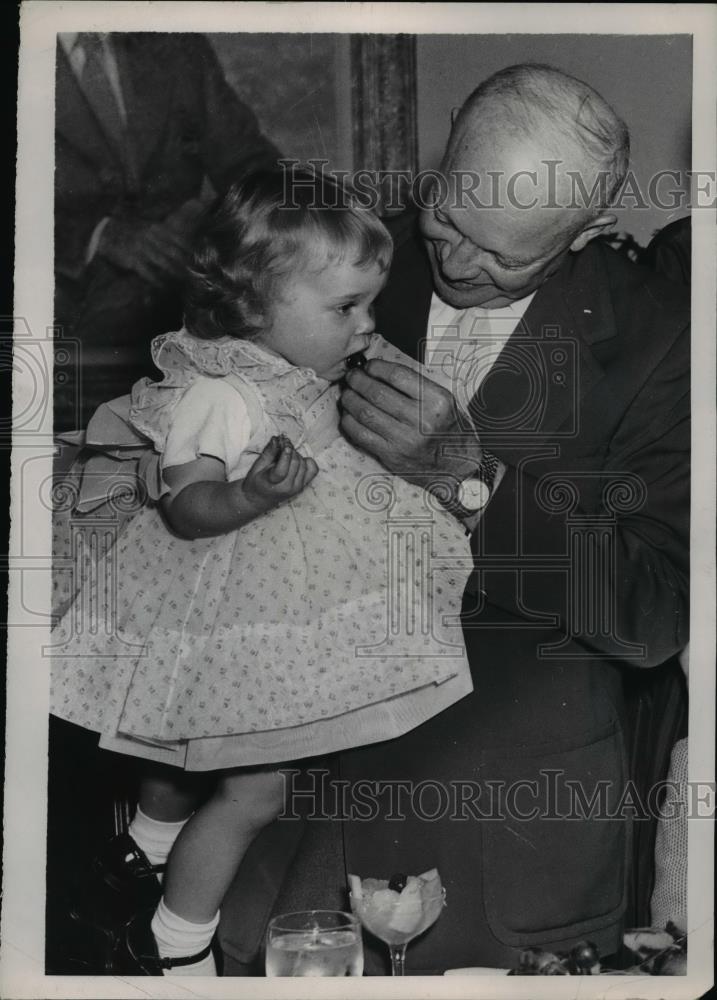 1953 Press Photo President Eisenhower & granddaughter Susan at Augusta GA - Historic Images
