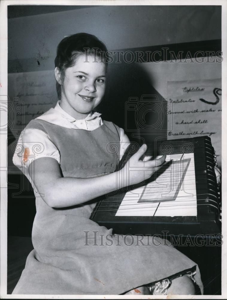 1960 Press Photo Caroline McCreary Hayes School, Lakewood Ohio playing a zither - Historic Images