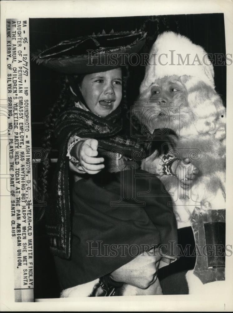 1957 Press Photo Washignton, DC: Matita Findlay unhappy about meeting Santa - Historic Images