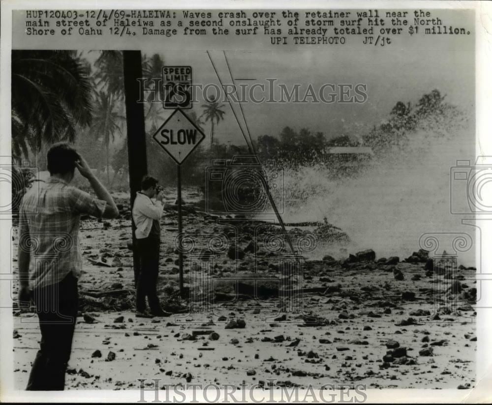 1969 Press Photo Haleiwa-Waves crash over retainer wall at onslaught of storm. - Historic Images