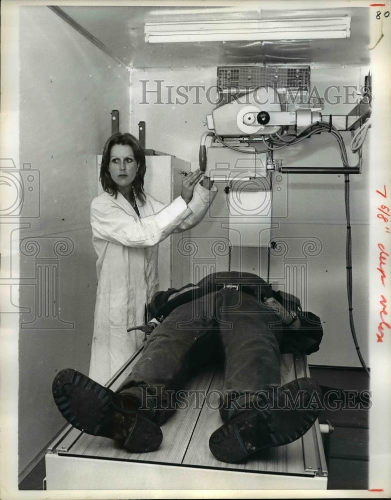 1971 Press Photo Angela McElvie Moble Hospital X Ray Unit in London - Historic Images