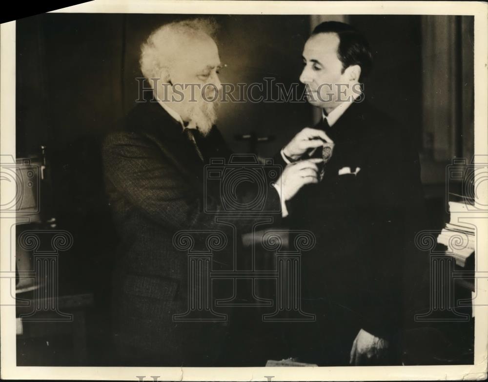 1935 Press Photo Prof.Jean Perrin receives Legion of Honor by Dr. Harry Plotz. - Historic Images