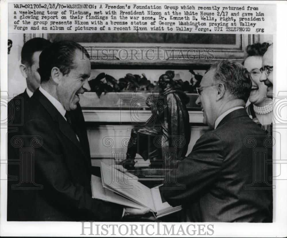 1970 Press Photo Pres.Richard Nixon with Freedom&#39;s Foundation Group. - Historic Images