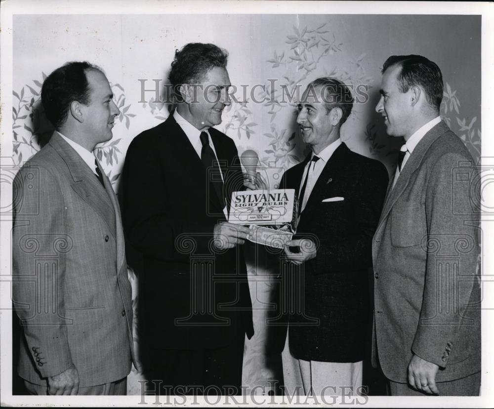 1954 Press Photo Frank Lausche purchases a Sylvania Light Bulb for a dollar - Historic Images