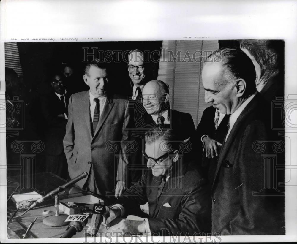 1968 Press Photo Governor Nelson Rockefeller of New York Signing New Law Urban - Historic Images
