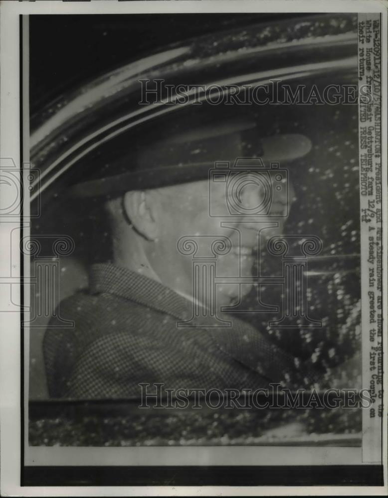 1957 Press Photo President &amp; Mrs Eisenhower arrive in Washington DC in snow - Historic Images