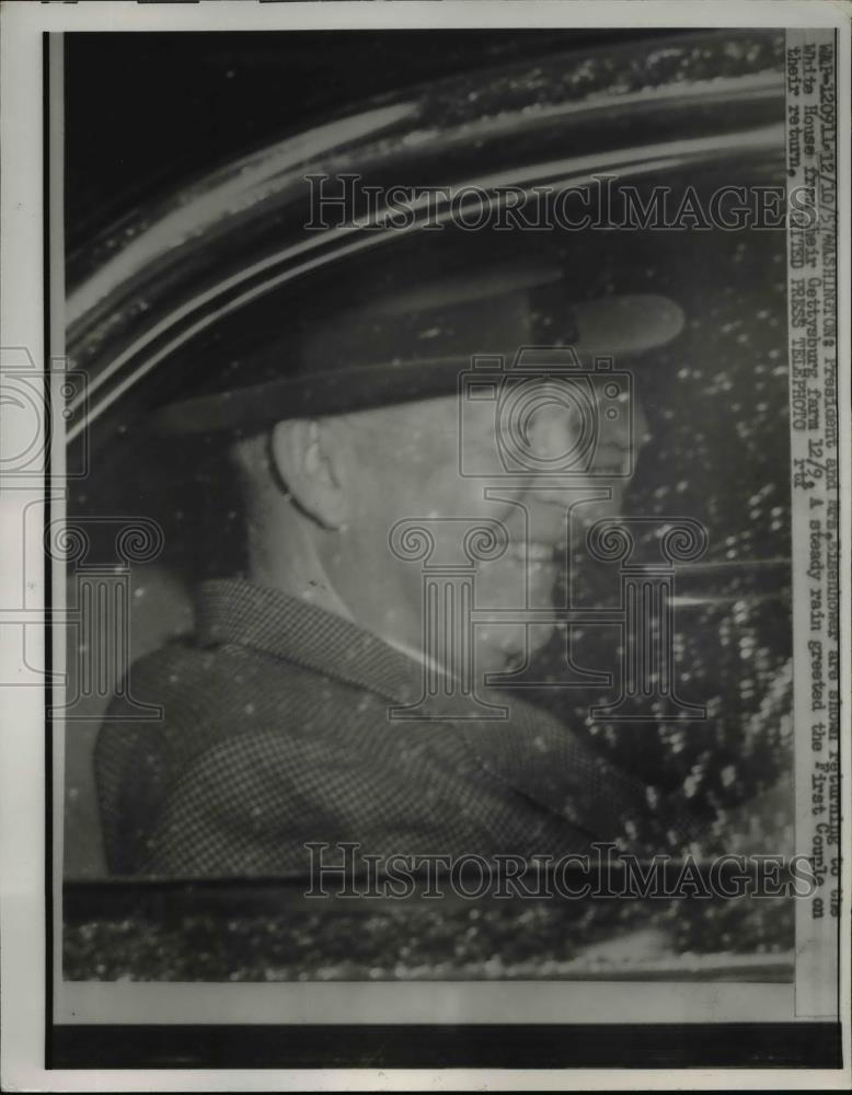 1957 Press Photo President & Mrs Eisenhower arrive in Washington DC in snow - Historic Images