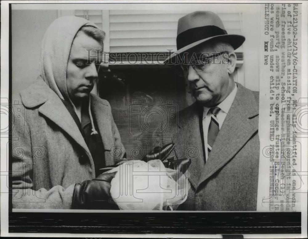 1960 Press Photo Richard Beach, R.L. Cooper, Missing Orphan Children Search - Historic Images