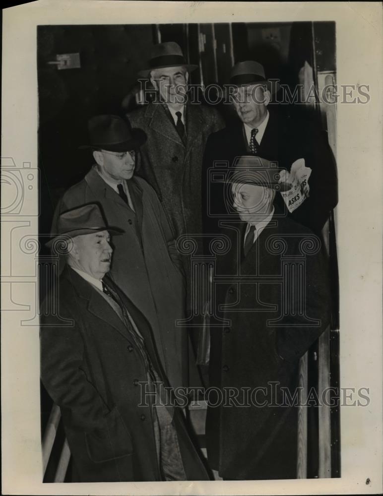 1946 Press Photo Chicago: Ralph W Aigler, St John, "Tug" Wilson, Frank Rokart - Historic Images