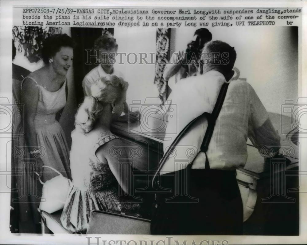 1959 Press Photo Kansas City Mo. Governor Earl Long sings along at party. - Historic Images