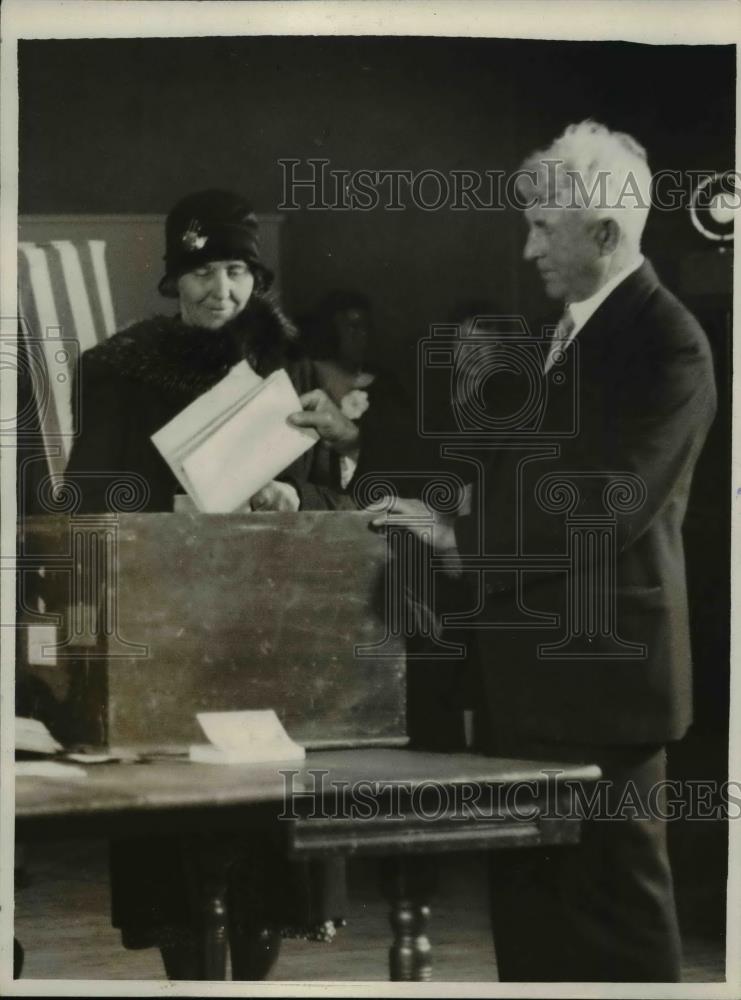 1928 Press Photo Mrs Herbert Hoover Marking Her Ballot and Putting in Box - Historic Images