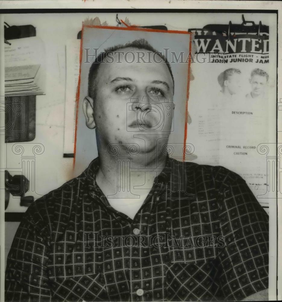 1960 Press Photo Part-Time bank Guard Eugene J. Hicks surrendered to police - Historic Images