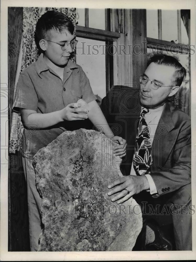 1945 Press Photo Minneapolis L E Leipold and son Darel on return from trip - Historic Images