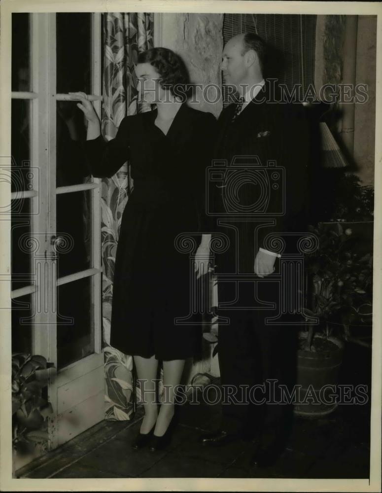 1938 Press Photo Harverford, PA: Curtis B Dall, Miss Katherine Leas at home - Historic Images