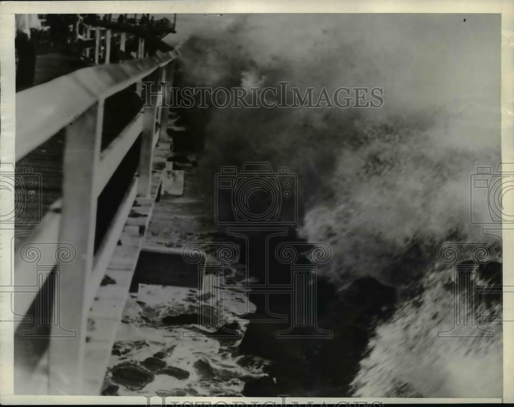 1935 Press Photo Venice Pier In Los Angeles as breakers crash ashore - nee75030 - Historic Images