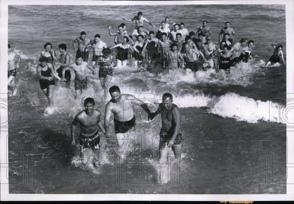 1956 Press Photo Employes Of The Campbell Sah Co., Enjoy A Romp In The Surf - Historic Images