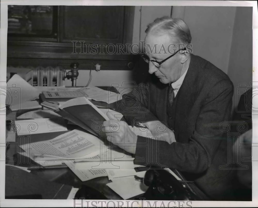 1954 Press Photo Judge Edward Blythin Reads Legal Data from Murder Trial - Historic Images