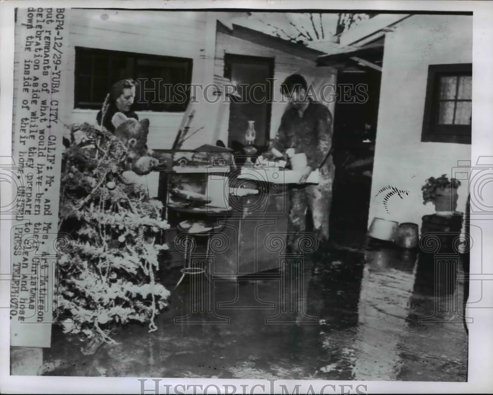 1955 Press Photo Mr &amp; Mrs Art Matheson Home Flooded in Yuba City California - Historic Images