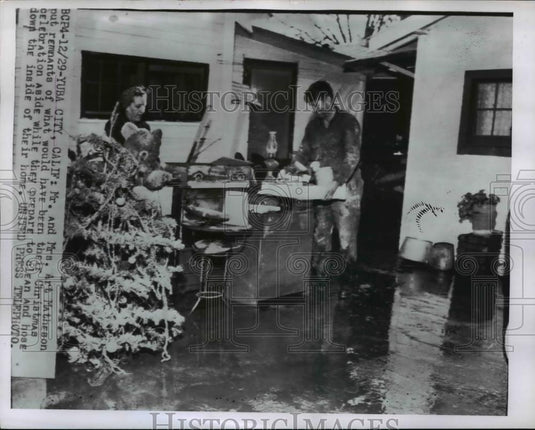 1955 Press Photo Mr & Mrs Art Matheson Home Flooded in Yuba City California - Historic Images