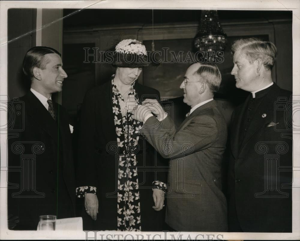 1939 Press Photo Dr John S Studebaker pins button on Mrs Franklin Roosevelt - Historic Images